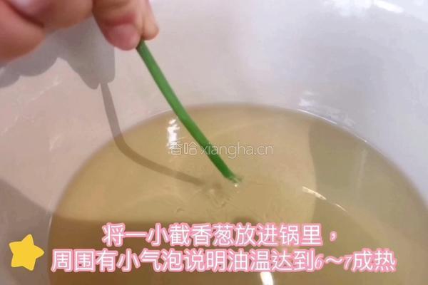 加拿大北极虾油捞面的做法图解3