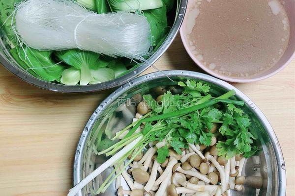 蟹味菇骨汤粉丝煲的做法图解1