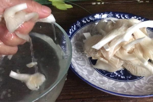 平菇鸡蛋汤的做法图解2