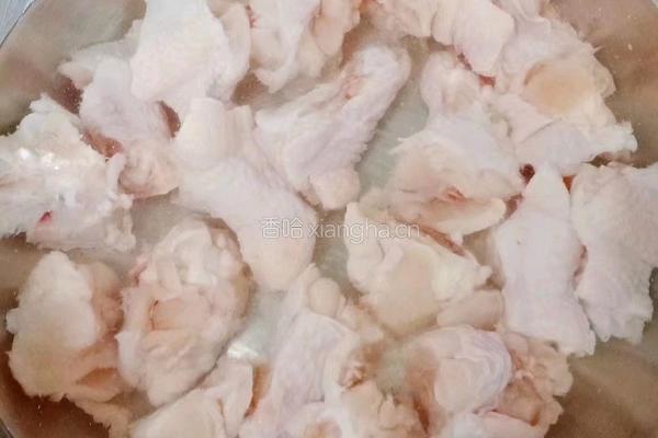 翅根炖土豆胡萝卜的做法图解1