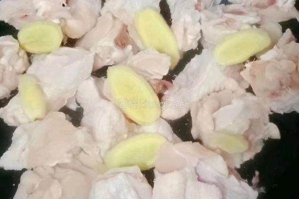翅根炖土豆胡萝卜的做法图解3