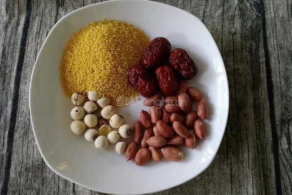养生红枣花生莲子豆浆的做法图解1