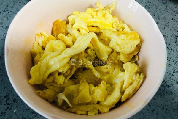 金黄鲜美的丝瓜鸡蛋菌菇汤，简单又低脂，全家都喜欢的做法图解4
