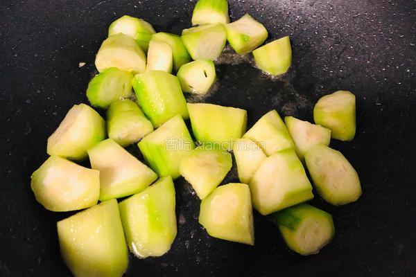 金黄鲜美的丝瓜鸡蛋菌菇汤，简单又低脂，全家都喜欢的做法图解6