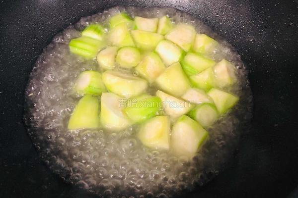 金黄鲜美的丝瓜鸡蛋菌菇汤，简单又低脂，全家都喜欢的做法图解7