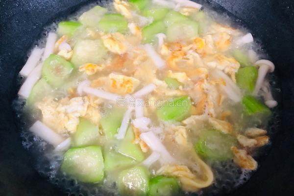 金黄鲜美的丝瓜鸡蛋菌菇汤，简单又低脂，全家都喜欢的做法图解10