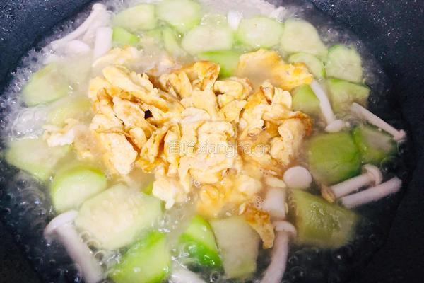 金黄鲜美的丝瓜鸡蛋菌菇汤，简单又低脂，全家都喜欢的做法图解9