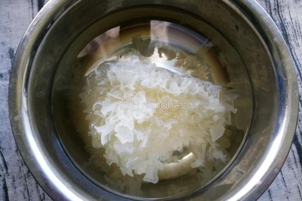 银耳桃胶雪燕羹的做法图解4
