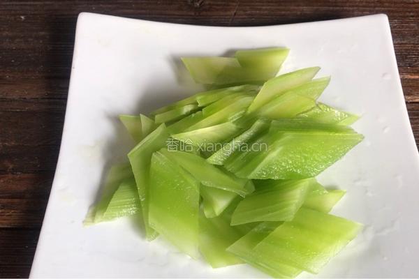 莴笋炒鸡蛋的做法图解1