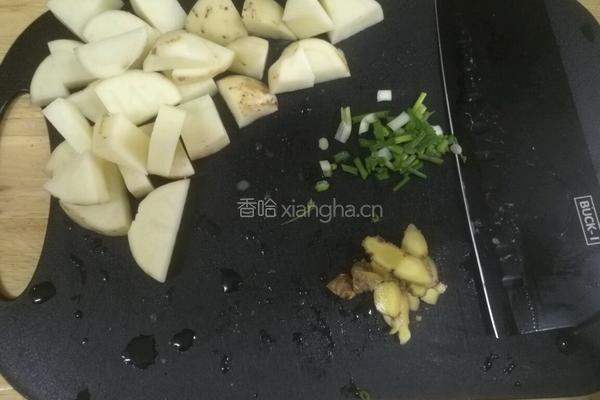 土豆炖五花肉的做法图解1