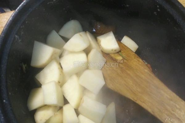 土豆炖五花肉的做法图解6