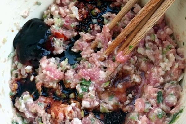 猪肉芹菜饺子的做法图解3