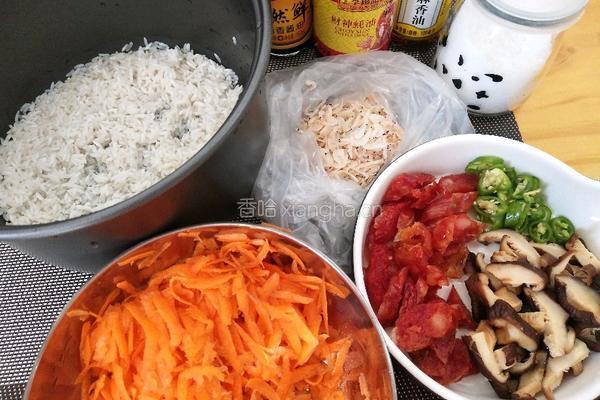 胡萝卜腊肠咸饭的做法图解1