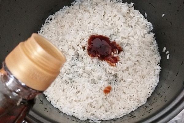 胡萝卜腊肠咸饭的做法图解2