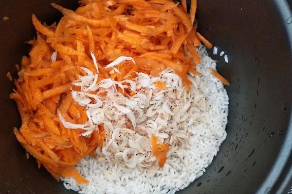 胡萝卜腊肠咸饭的做法图解3