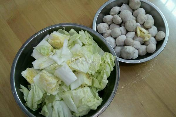 白菜肉丸子汤的做法图解2