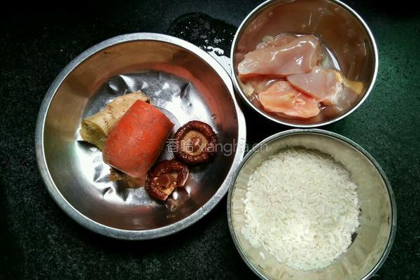 香菇胡萝卜鸡肉粥的做法图解1