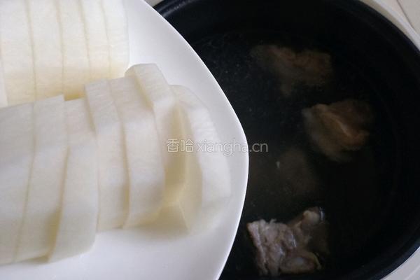 白萝卜玉米排骨汤的做法图解7