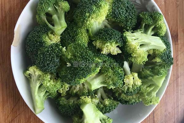 西蓝花炒西红柿的做法图解1