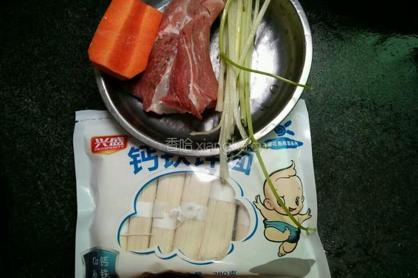 芹菜胡萝卜肉片面线的做法图解1