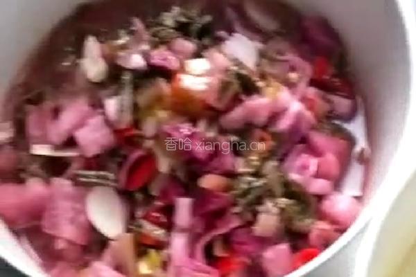 酸菜鸡肉米线的做法图解1