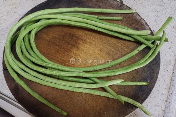 豆角炒肉的做法图解1