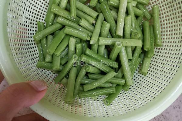 豆角炒肉的做法图解2