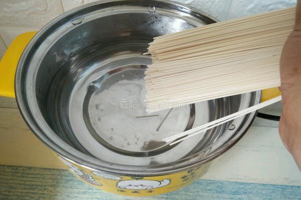 燕麦青椒酱拌面的做法图解3