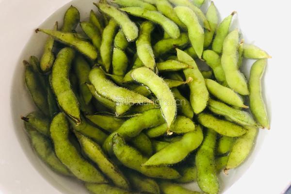 盐水毛豆这样做，简单美味，刷剧宵夜必备的做法图解1