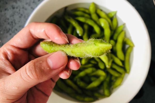 盐水毛豆这样做，简单美味，刷剧宵夜必备的做法图解2