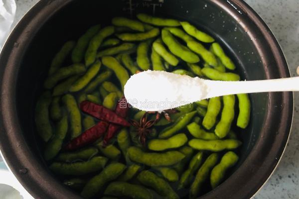 盐水毛豆这样做，简单美味，刷剧宵夜必备的做法图解5