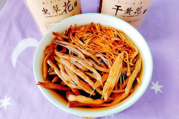 黄花番茄虫草花鸡汤的做法图解2