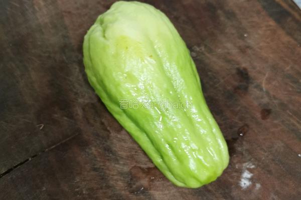 炝拌佛手瓜的做法图解1