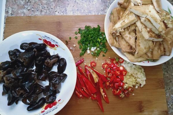 木耳炒豆腐的做法图解4