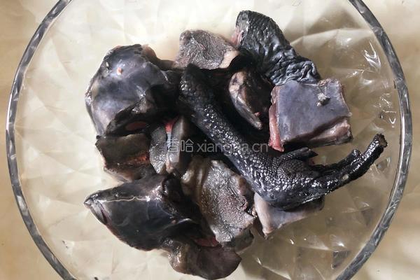 虫草茶树菇板栗煲乌鸡的做法图解1