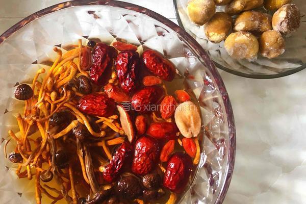 虫草茶树菇板栗煲乌鸡的做法图解2