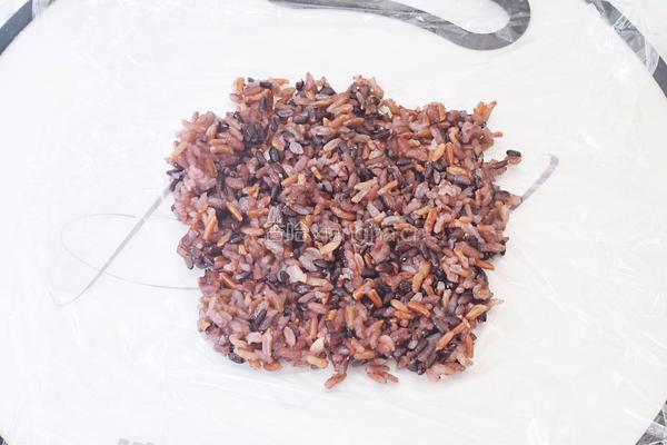 黑米芝士肉松饭团的做法图解5