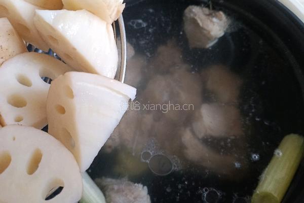 莲藕玉米排骨汤的做法图解11