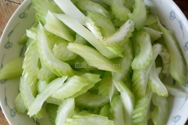 西芹炒虾仁的做法图解2