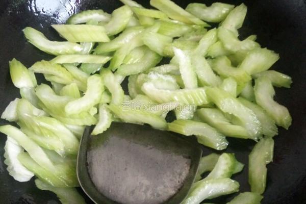 西芹炒虾仁的做法图解4