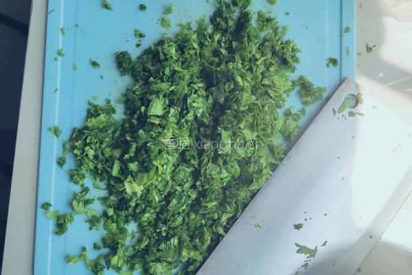 芹菜叶炒鸡蛋的做法图解1