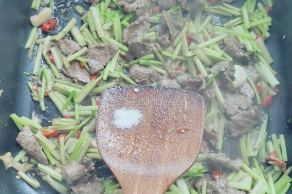 芹菜炒牛肉的做法图解10