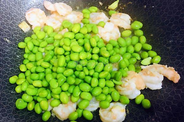 毛豆炒虾仁的做法图解5