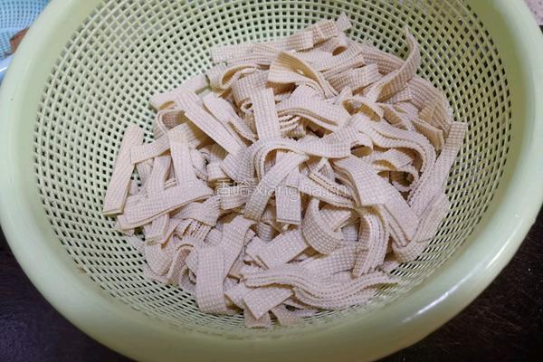 豆皮韭菜炒豆芽的做法图解2