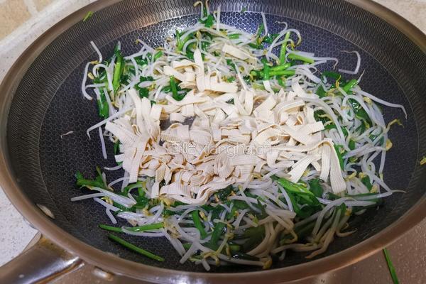 豆皮韭菜炒豆芽的做法图解7