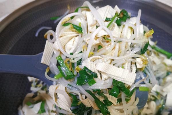 豆皮韭菜炒豆芽的做法图解8