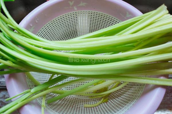 腊肠炒芹菜的做法图解1