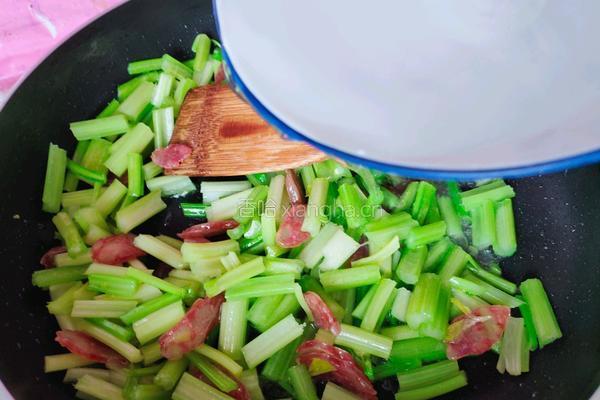 腊肠炒芹菜的做法图解6