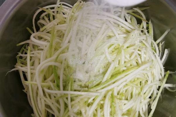 西葫芦猪肉粉条饺子的做法图解4