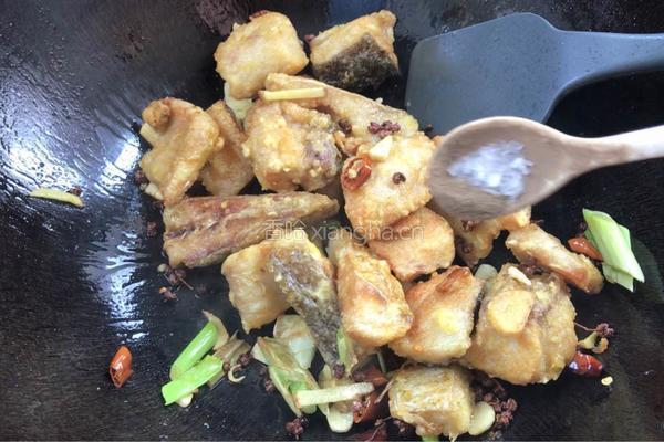 麻辣干煸鱼块的做法图解14